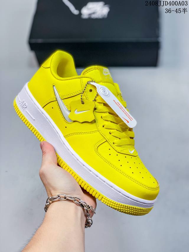 耐克nike Air Force 1 Low 空军一号低帮百搭休闲运动板鞋。柔软、弹性十足的缓震性能和出色的中底设计，横跨复古与现代的外型结合，造就出风靡全球三