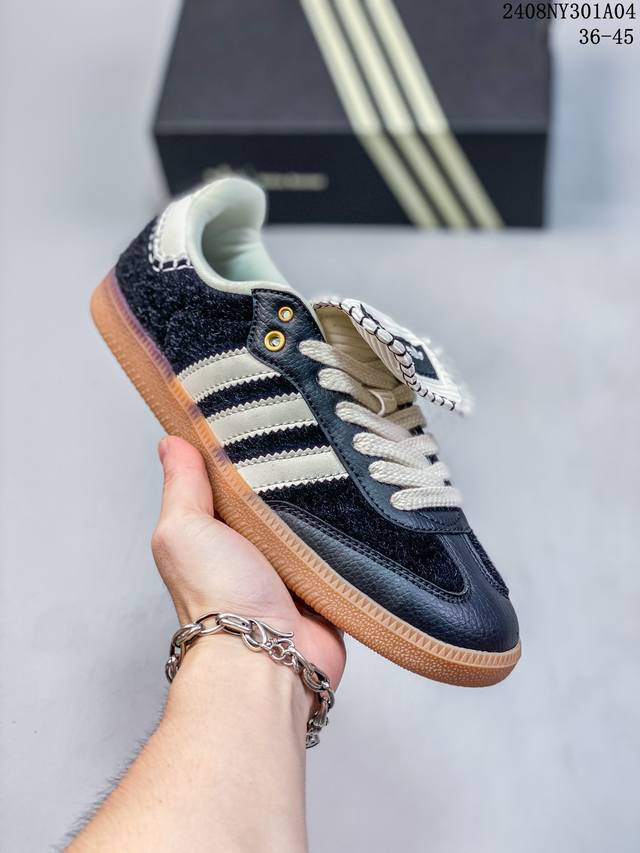 adidas 阿迪达斯 原楦原纸版数据开发，采用固色翻毛皮组合软质纤维革鞋面材质，内环保海玻璃鞋垫，外置耐磨橡胶大底带你回味最原始的永远经典，阿迪达斯 三叶草a