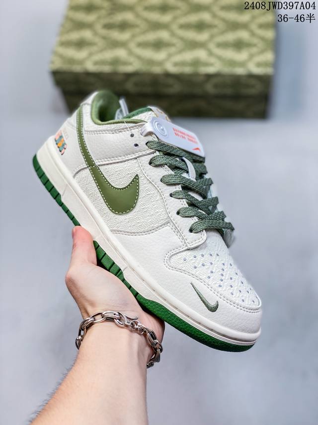 耐克nike Sb Zoom Dunk Low 板鞋 系列经典百搭休闲运动板鞋加厚鞋舌的填充，使舒适性大大提升，同时也更方便穿脱中底部分则加入了脚感柔软舒适zo