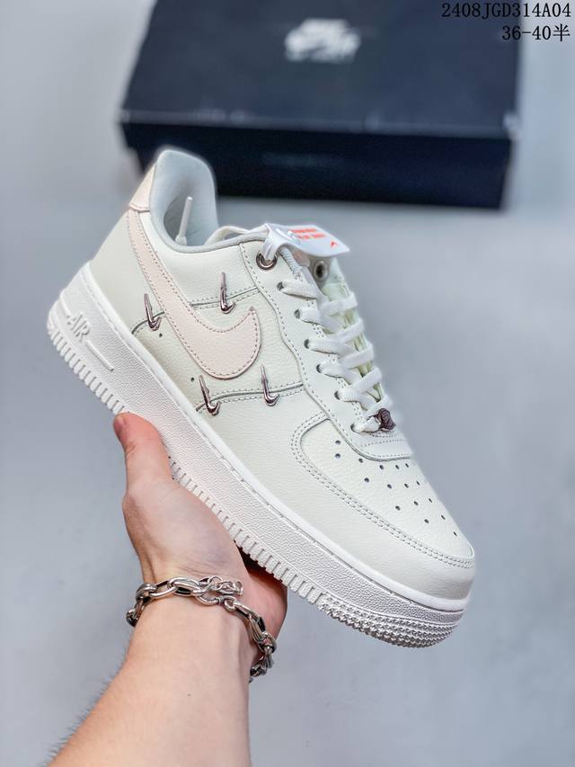 公司级带半码 耐克nike Air Force 1 Low 空军一号 Af1 低帮百搭厚底增高休闲运动板鞋。柔软、弹性十足的缓震性能和出色的中底设计，横跨复古与