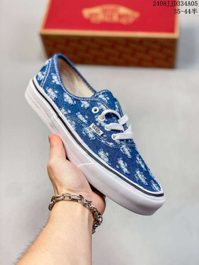 vans Vault Originals 系列中，Vans 共推出两种不同配色的 Og Style 36 Lx。海军蓝与黑色搭配而成的深色系这双自带氛围感，不同