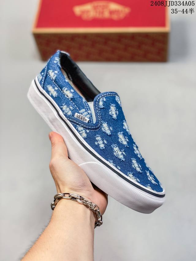 vans Vault Originals 系列中，Vans 共推出两种不同配色的 Og Style 36 Lx。海军蓝与黑色搭配而成的深色系这双自带氛围感，不同