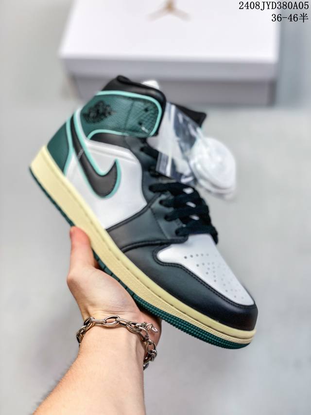 耐克 Nike Air Jordan 1 Retro High Og 乔丹一代篮球鞋复刻运动鞋 皮面高帮板鞋的设计灵感源自运动夹克，带你重温入选球队时刻。采用经