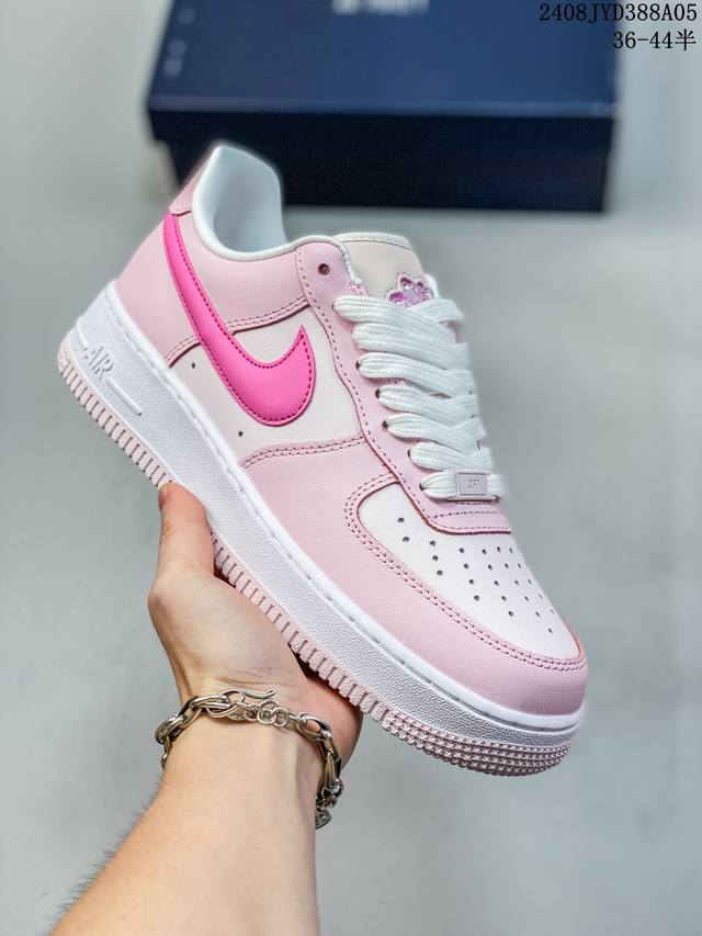 公司级带半码 耐克nike Air Force 1 Low 空军一号 Af1 低帮百搭厚底增高休闲运动板鞋。柔软、弹性十足的缓震性能和出色的中底设计，横跨复古与