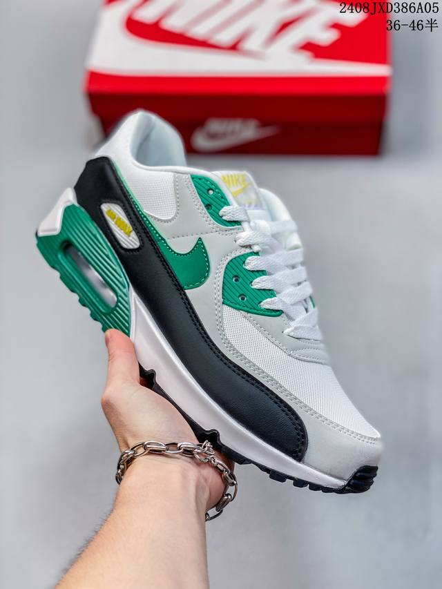 耐克 Nike Air Max90 Futura 运动鞋男女鞋--从设计到测试再到造型。脚趾周围的锯齿形边缘和部分浮动的swoosh提供精心制作的奢华感。多道工