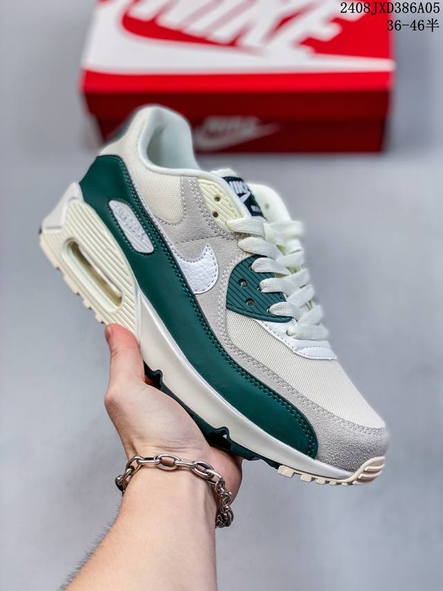 耐克 Nike Air Max90 Futura 运动鞋男女鞋--从设计到测试再到造型。脚趾周围的锯齿形边缘和部分浮动的swoosh提供精心制作的奢华感。多道工