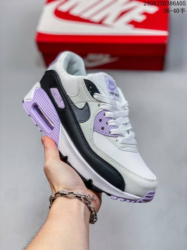 耐克 Nike Air Max90 Futura 运动鞋男女鞋--从设计到测试再到造型。脚趾周围的锯齿形边缘和部分浮动的swoosh提供精心制作的奢华感。多道工