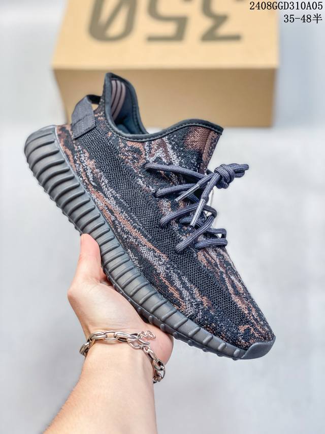 公司级真爆联乘侃爷kanye West X Adidas Yeezy Boost 350 V2 百搭轻便爆米花中底休闲运动慢跑鞋。采用boost爆米花缓震材质货