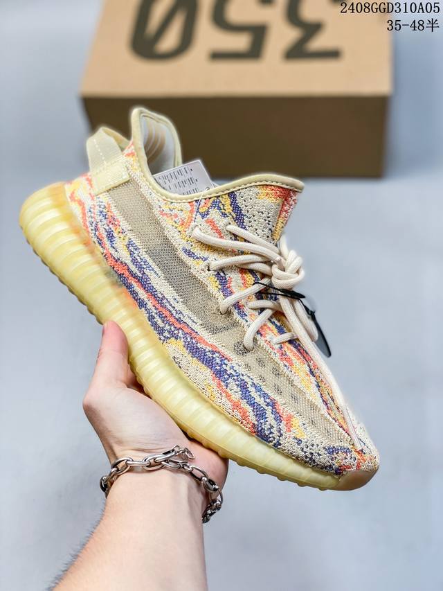 公司级真爆联乘侃爷kanye West X Adidas Yeezy Boost 350 V2 百搭轻便爆米花中底休闲运动慢跑鞋。采用boost爆米花缓震材质货