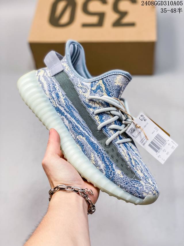 公司级真爆联乘侃爷kanye West X Adidas Yeezy Boost 350 V2 百搭轻便爆米花中底休闲运动慢跑鞋。采用boost爆米花缓震材质货