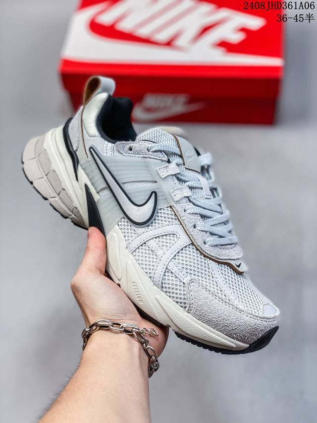 nike 耐克 V2K Run 减震防滑 复古低帮跑步鞋 超火复古跑鞋，采用太空革组合呼吸网眼布鞋面材质，搭载正确4层组合底模，嵌入tpu加固稳定模块,双层md