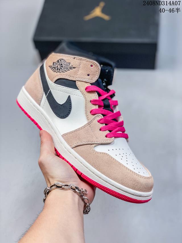 乔丹jordan 1 Retro High “Bio Hack” 彩色拼接 乔一高帮 555088-201这款 Aj1 受东京快节奏生活的启发，将传统设计和现代