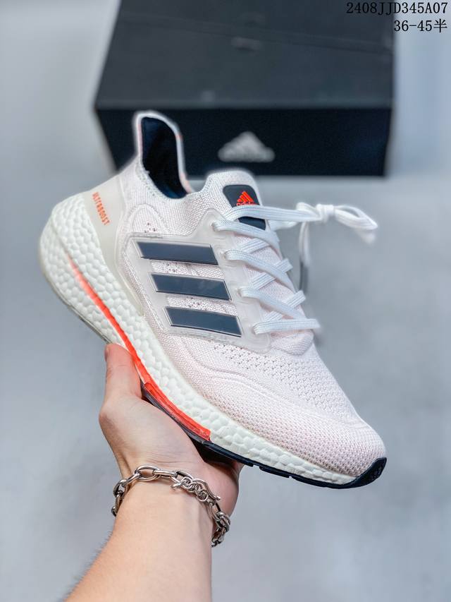 adidas 阿迪达斯 原楦原纸版开发版型，全新primeknit纹路编织高频处理鞋面，采用更加厚实boost中底ss全新阿迪达斯adidas Ultra Bo