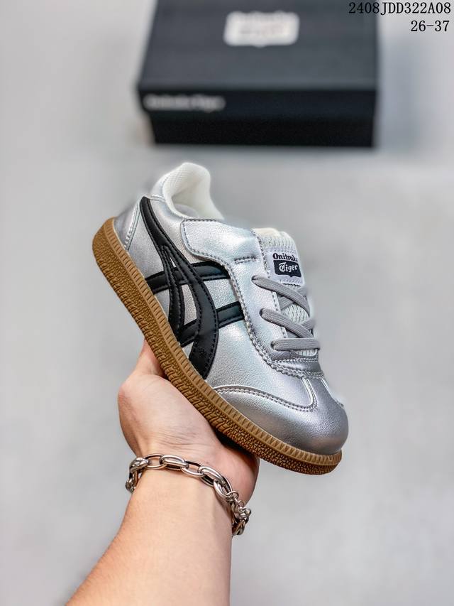 亚瑟士 Onitsuka Tiger Tokuten 复古低帮休闲跑鞋 实拍首发 tokuten的灵感来源于80年代的室内用鞋 t-Toe前足补强设计 室内鞋的