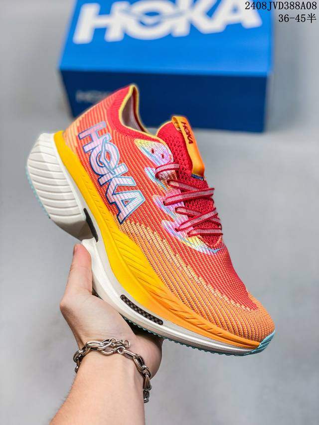 公司级hoka 霍卡 Hoka Cielo X1 竞速跑鞋 外观整合hoka 顶尖碳板技术、中底泡棉科技和几何学，设计符合自然步态的不对称鞋面和鞋底结构，专为精