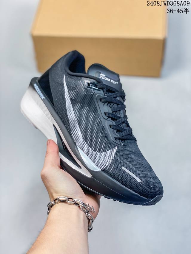 耐克nike Zoom Fiy6马拉松高端竞速跑步鞋 货号：Fn8454 001 特高弹性双层md搭配碳纤维组合鞋底，轻盈缓震， 鞋面采用工程网眼设计 为特定高