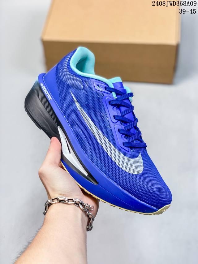 耐克nike Zoom Fiy6马拉松高端竞速跑步鞋 货号：Fn8454 001 特高弹性双层md搭配碳纤维组合鞋底，轻盈缓震， 鞋面采用工程网眼设计 为特定高