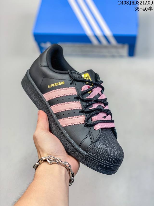 阿迪达斯 Adidas Superstar 三叶草经典贝壳头系列 新款休闲板鞋潮流男女士运动鞋 。鞋面柔软皮革材质 标志性的贝壳鞋头，锯齿三条纹，简约的线条。就