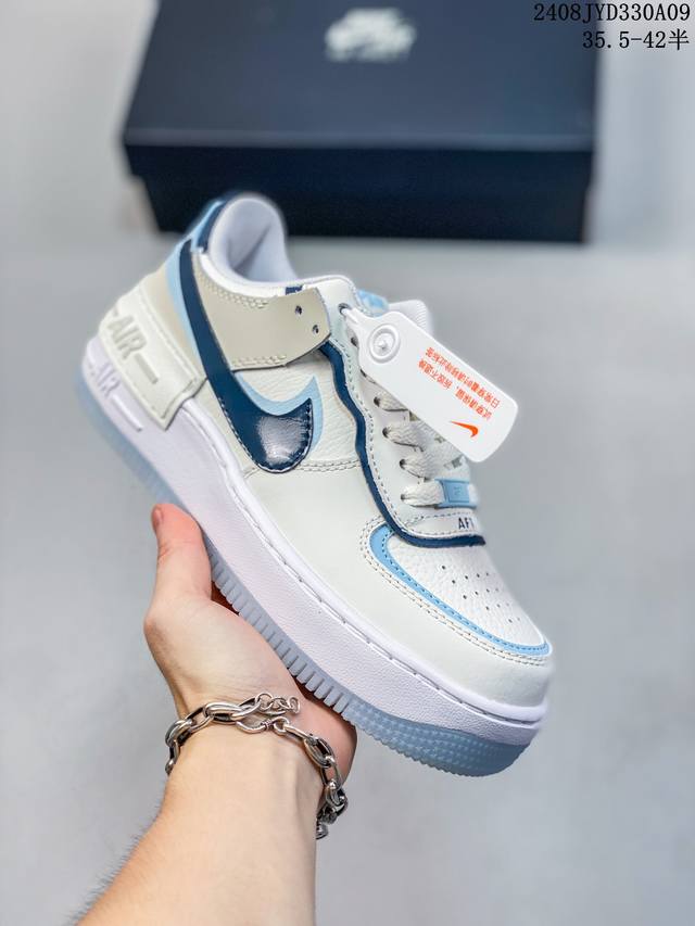 耐克nike Wmns Air Force 1 Shadow 马卡龙空军一号轻量增高低帮百搭板鞋。为经典设计注入玩味元素。 分层结构、加大中底及双重品牌标志，充