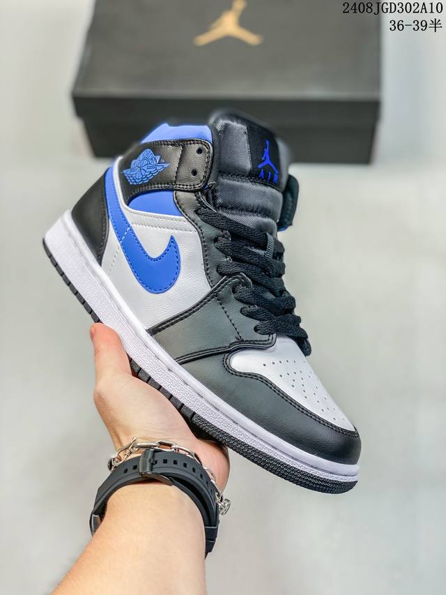 耐克 Nike Air Jordan 1 Retro High Og 乔丹一代篮球鞋复刻运动鞋 皮面高帮板鞋的设计灵感源自运动夹克，带你重温入选球队时刻。采用经