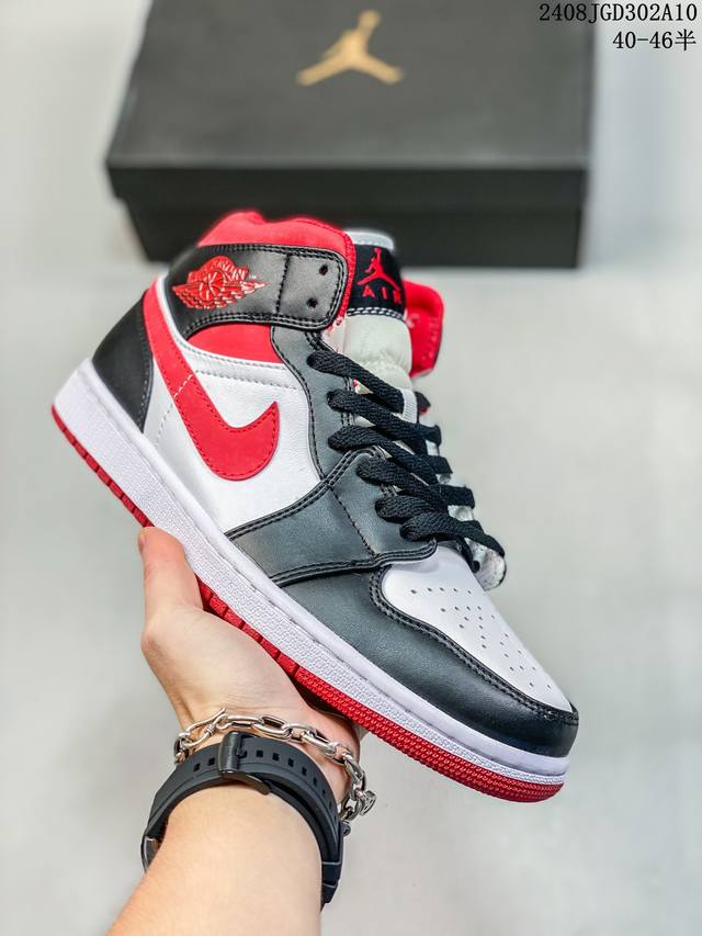 耐克 Nike Air Jordan 1 Retro High Og 乔丹一代篮球鞋复刻运动鞋 皮面高帮板鞋的设计灵感源自运动夹克，带你重温入选球队时刻。采用经