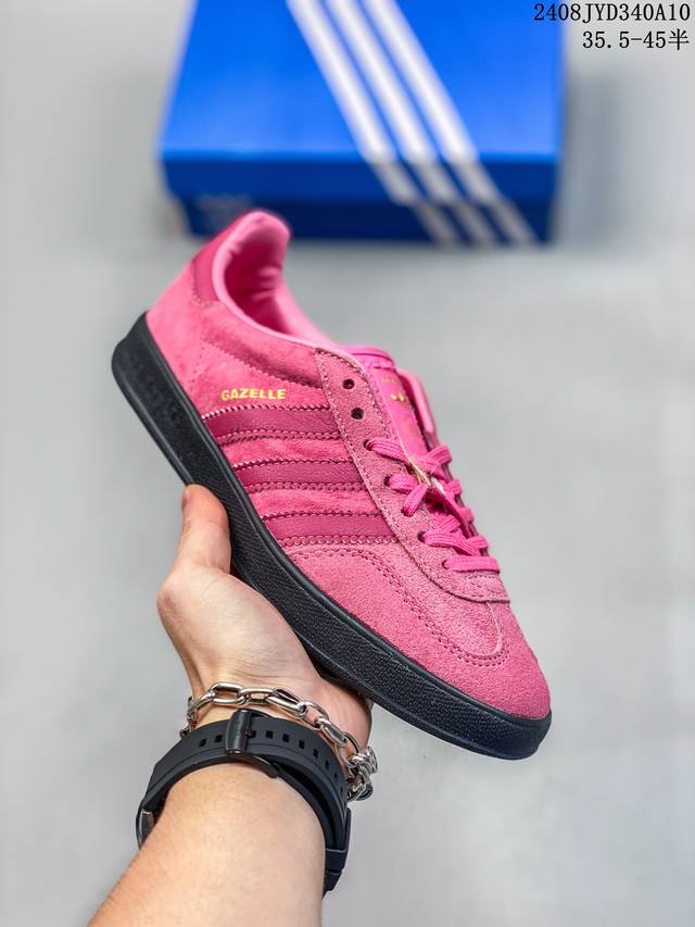 阿迪达斯adidas Originals Gazelle Indoor 三叶草复古防滑耐磨低帮板鞋 鞋款采用柔软的绒面革和耐用的皮革衬里融合在橡胶外底上！ 货号