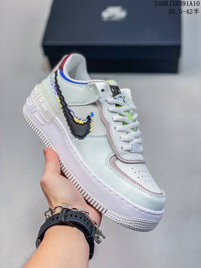 耐克nike Wmns Air Force 1 Shadow 马卡龙空军一号轻量增高低帮百搭板鞋。为经典设计注入玩味元素。 分层结构、加大中底及双重品牌标志，充