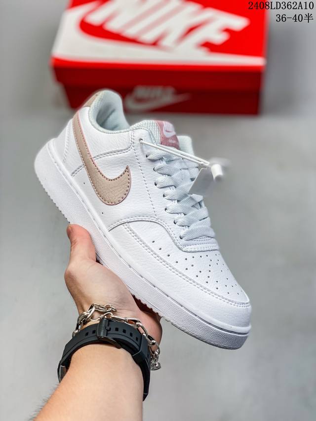 nike Court Vision Low 百搭单品 受19 年代中期趋势的启发，Nikecourt Vision Low是一款融合了复古篮球风格的混合运动鞋，