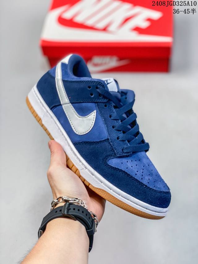 公司带半码 耐克nike Sb Dunk Low 扣篮系列复古低帮休闲运动滑板板鞋。采用脚感柔软舒适zoomair气垫，有效吸收滑板等极限运动在落地时带来的冲击