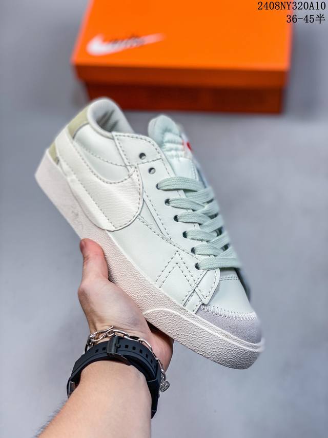 真标耐克 Nk Blazer Low 77 Se Nn复古经典开拓者 颇具辨识度的nike Blazer Mid配色，将于今年回归登场，Swoosh配色填充，鞋