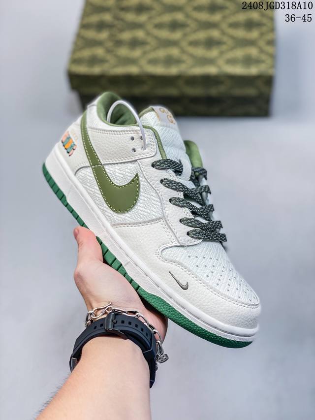 耐克nike Sb Zoom Dunk Low 板鞋 系列经典百搭休闲运动板鞋加厚鞋舌的填充，使舒适性大大提升，同时也更方便穿脱中底部分则加入了脚感柔软舒适zo