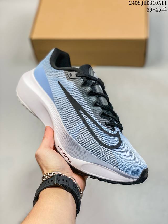 公司级耐克 Nk Zoom Fly 5超轻男女跑步鞋 react 泡棉搭配碳纤维板 中底采用react技术 轻盈耐穿泡绵打造 跑步体验非常舒适 这款鞋相较于之前