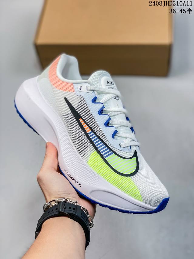 公司级耐克 Nk Zoom Fly 5超轻男女跑步鞋 react 泡棉搭配碳纤维板 中底采用react技术 轻盈耐穿泡绵打造 跑步体验非常舒适 这款鞋相较于之前