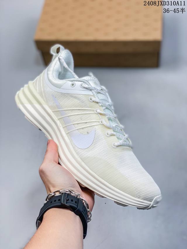 nike Lunar Roam 人气单品 收到的nike鞋1Ogo””数量不一样：品牌在23年前后将“”数量由2个调整为1个，因此鞋舌刺绣标、鞋垫等多个位置存在