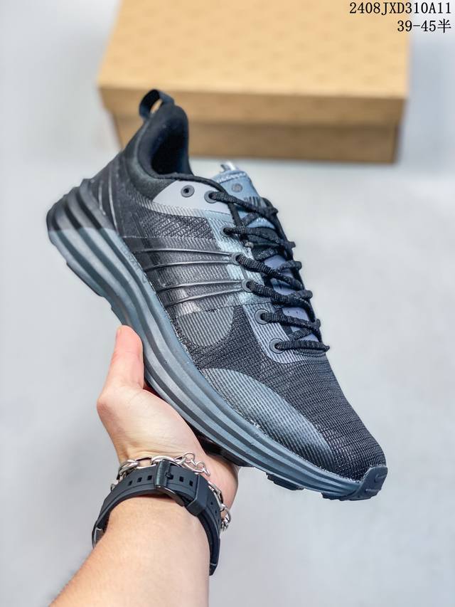 nike Lunar Roam 人气单品 收到的nike鞋1Ogo””数量不一样：品牌在23年前后将“”数量由2个调整为1个，因此鞋舌刺绣标、鞋垫等多个位置存在