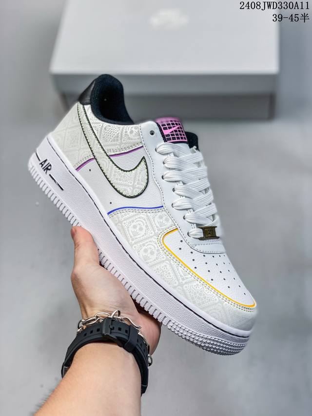 真标带半码 耐克nike Air Force 1 Low 空军一号 Af1 低帮百搭厚底增高休闲运动板鞋。柔软、弹性十足的缓震性能和出色的中底设计，横跨复古与现