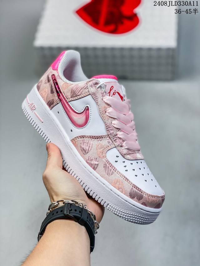 真标带半码 耐克nike Air Force 1 Low 空军一号 Af1 低帮百搭厚底增高休闲运动板鞋。柔软、弹性十足的缓震性能和出色的中底设计，横跨复古与现