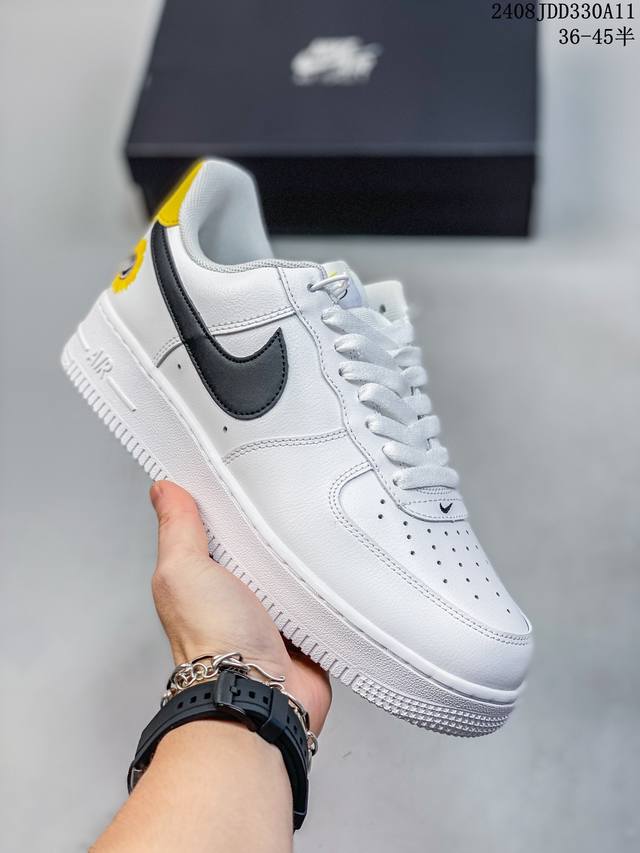 真标带半码 耐克nike Air Force 1 Low 空军一号 Af1 低帮百搭厚底增高休闲运动板鞋。柔软、弹性十足的缓震性能和出色的中底设计，横跨复古与现