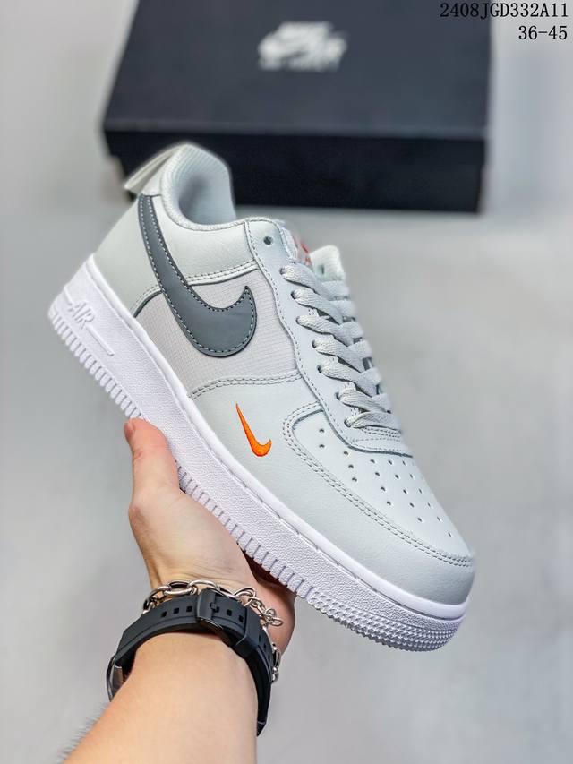 真标带半码 耐克nike Air Force 1 Low 空军一号 Af1 低帮百搭厚底增高休闲运动板鞋。柔软、弹性十足的缓震性能和出色的中底设计，横跨复古与现