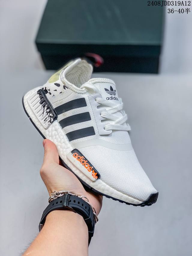 阿迪达斯adidas Nmd Runner Pk 真爆超弹男女运动鞋。弹力 以鞋型、角度和面料，力求展现 Adidas创新传统，采用时髦廓形，以抢眼外形诠释经典