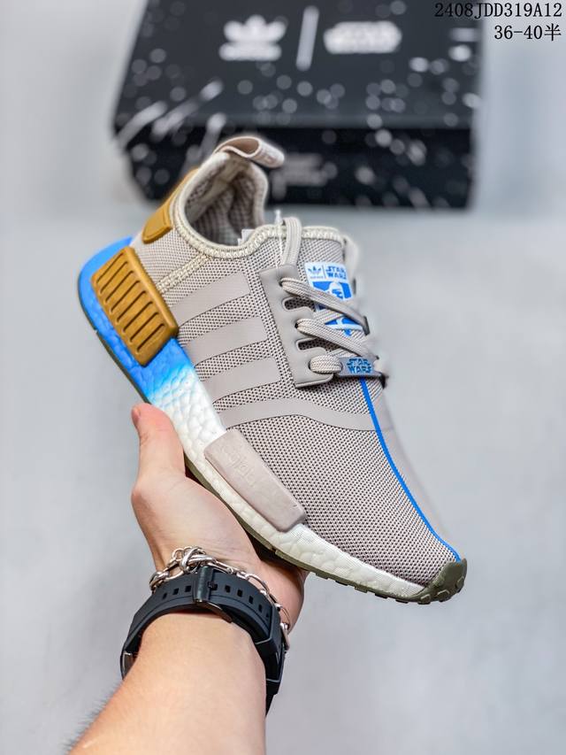 阿迪达斯adidas Nmd Runner Pk 真爆超弹男女运动鞋。弹力 以鞋型、角度和面料，力求展现 Adidas创新传统，采用时髦廓形，以抢眼外形诠释经典