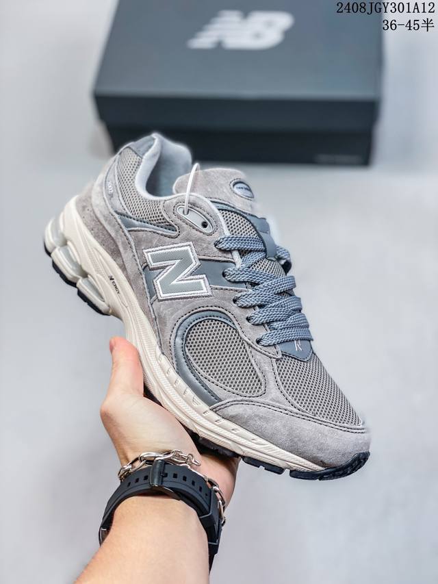 new Balance 新百伦 采用固色猪巴皮革拼接透气网眼织物鞋面，T-Beam大底提供足步弓支撑，保持步态稳定，后跟搭载外露缓震胶令人亢奋的质感之作，Nb新