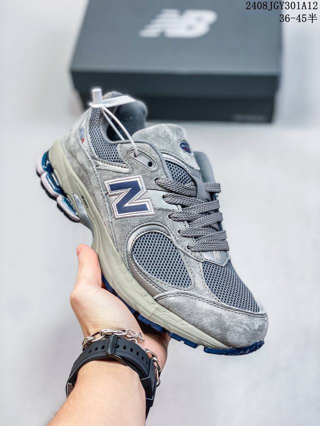 new Balance 新百伦 采用固色猪巴皮革拼接透气网眼织物鞋面，T-Beam大底提供足步弓支撑，保持步态稳定，后跟搭载外露缓震胶令人亢奋的质感之作，Nb新