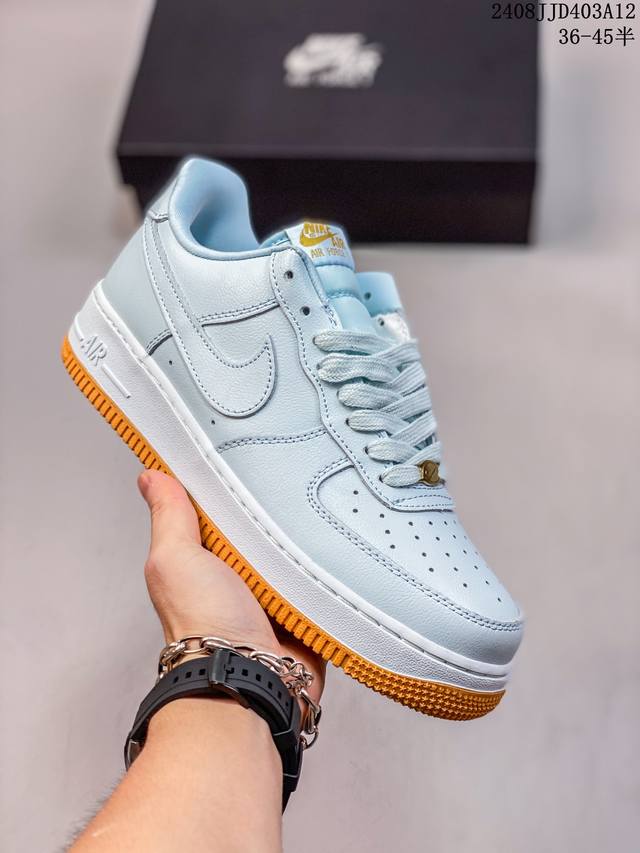 真标带半码 耐克nike Air Force 1 Low 空军一号 Af1 低帮百搭厚底增高休闲运动板鞋。柔软、弹性十足的缓震性能和出色的中底设计，横跨复古与现