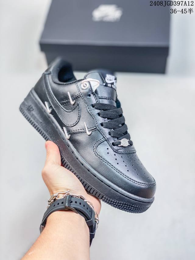 真标带半码 耐克nike Air Force 1 Low 空军一号 Af1 低帮百搭厚底增高休闲运动板鞋。柔软、弹性十足的缓震性能和出色的中底设计，横跨复古与现