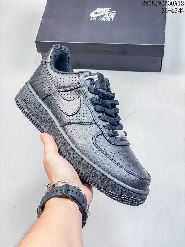 真标带半码 耐克nike Air Force 1 Low 空军一号 Af1 低帮百搭厚底增高休闲运动板鞋。柔软、弹性十足的缓震性能和出色的中底设计，横跨复古与现