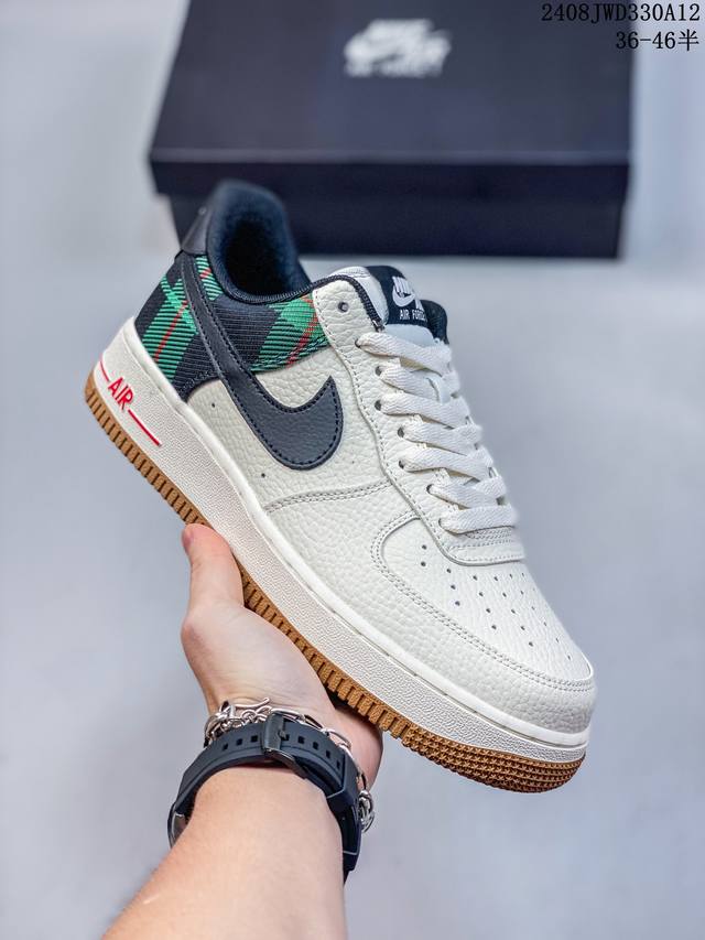 真标带半码 耐克nike Air Force 1 Low 空军一号 Af1 低帮百搭厚底增高休闲运动板鞋。柔软、弹性十足的缓震性能和出色的中底设计，横跨复古与现