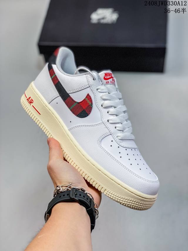 真标带半码 耐克nike Air Force 1 Low 空军一号 Af1 低帮百搭厚底增高休闲运动板鞋。柔软、弹性十足的缓震性能和出色的中底设计，横跨复古与现