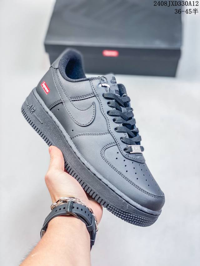 真标带半码 耐克nike Air Force 1 Low 空军一号 Af1 低帮百搭厚底增高休闲运动板鞋。柔软、弹性十足的缓震性能和出色的中底设计，横跨复古与现