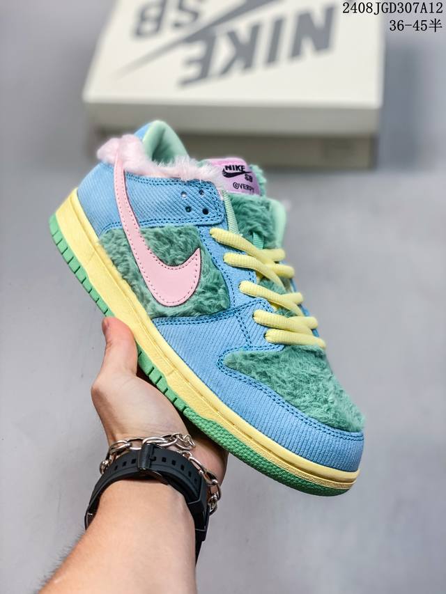 dunk Sb Low “De La Soul” 太阳花 经典配色再次回归，致敬丰富多彩的嘻哈文化，此番在低帮鞋型上再次带来 De La Soul 配色，呈现出